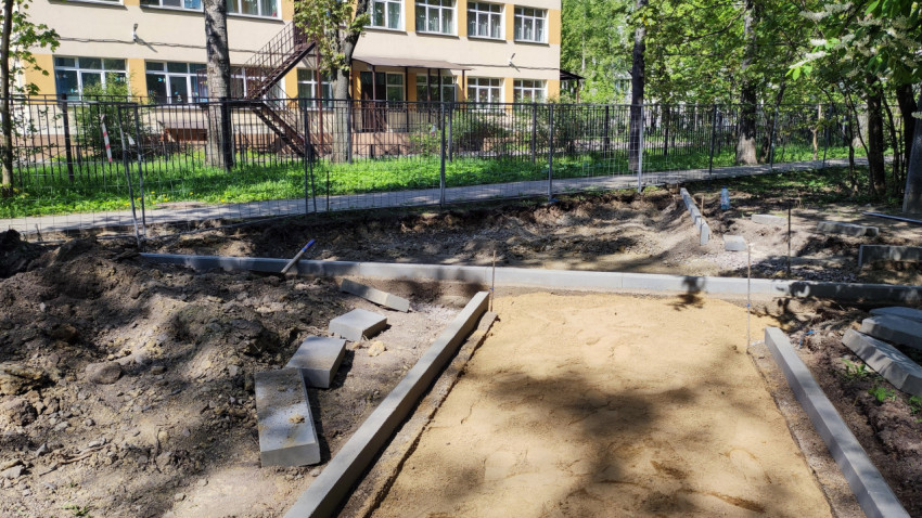 Укладка тротуарного основания рядом со школьным зданием
