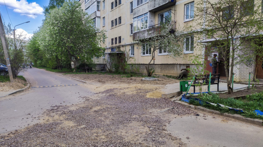 Подъезд жилого дома с ремонтными работами во дворе