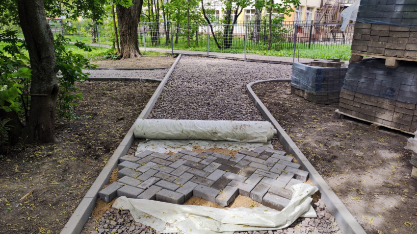 Укладка тротуарной плитки на пешеходной дорожке