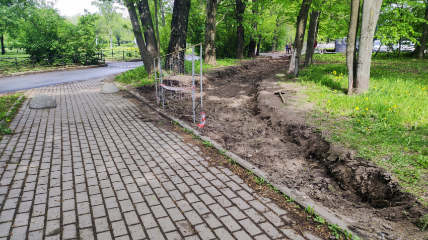 Выемка грунта для будущего тротуара вдоль зелёной зоны