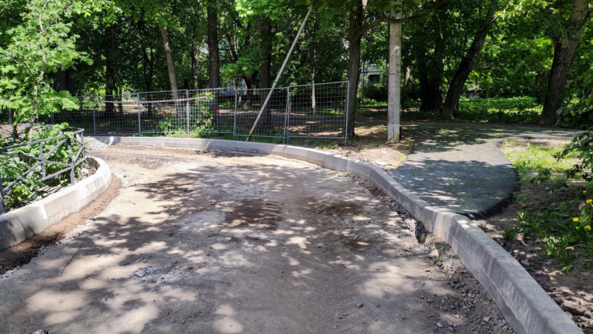 Новая пешеходная дорожка с бордюром в процессе строительства