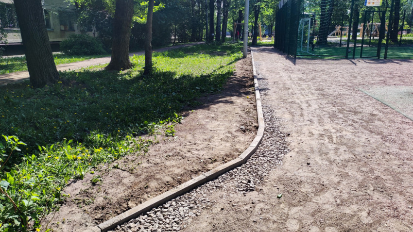 Новая пешеходная дорожка вдоль спортивной площадки во дворе