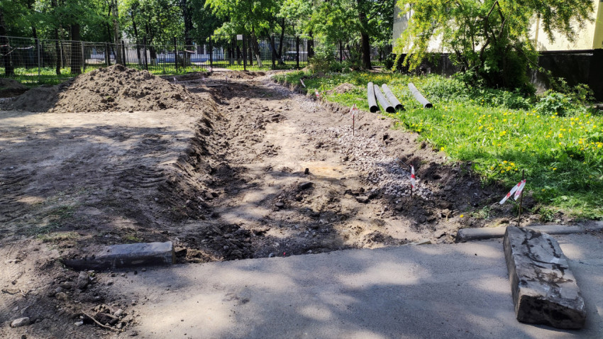Земляные работы для прокладки новой пешеходной дорожки во дворе