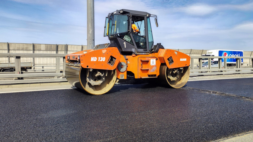 Дорожный каток HAMM HD 130 на свежем асфальте