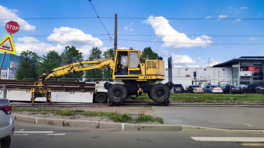 Рельсовая спецтехника GEISMAR KGT-V на путях у автосалона
