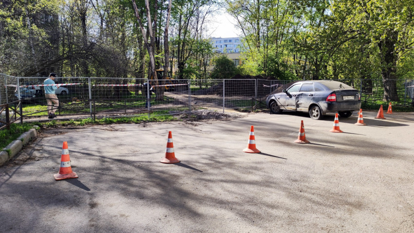 Ограждение строительной зоны с конусами и автомобилем