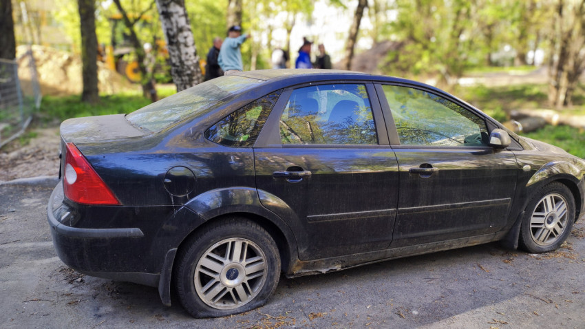 Легковой автомобиль на фоне стройплощадки во дворе