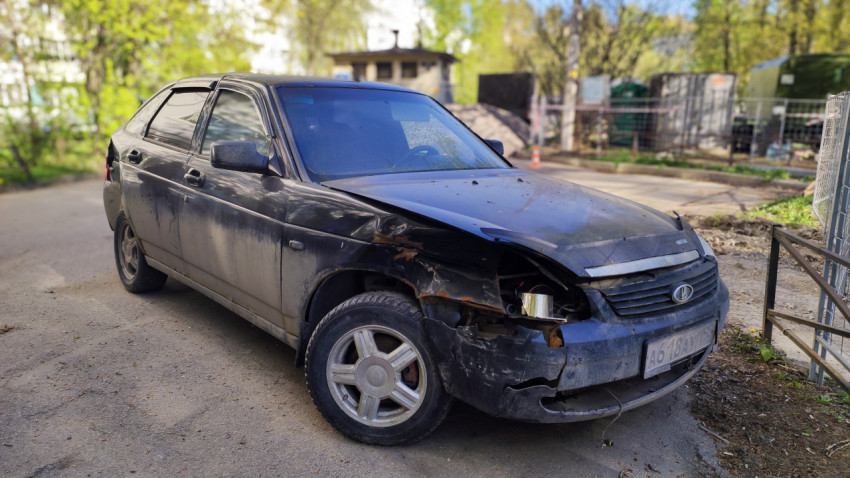 Поврежденный автомобиль Lada Priora с разбитым передним бампером