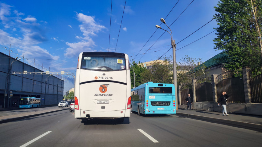 Два автобуса и пешеходы у тротуара