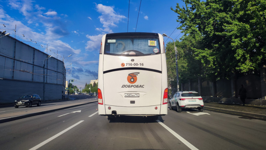 Автобус «Добробас» на многополосной улице