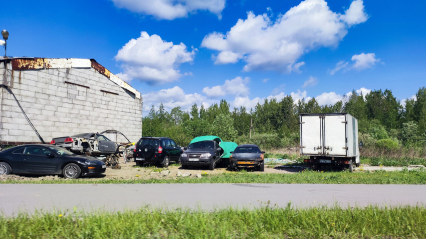 Площадка авторазбора у одноэтажного ангара