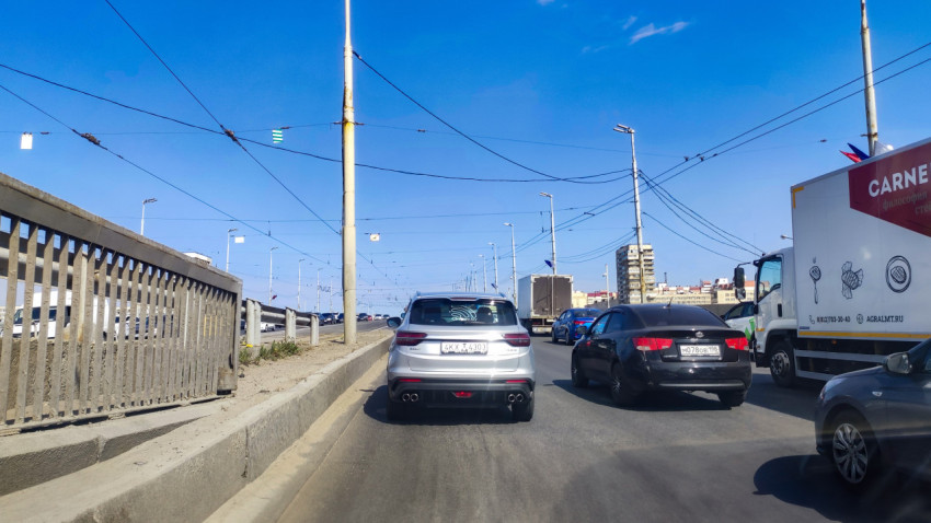 Автомобили на мосту с интенсивным движением