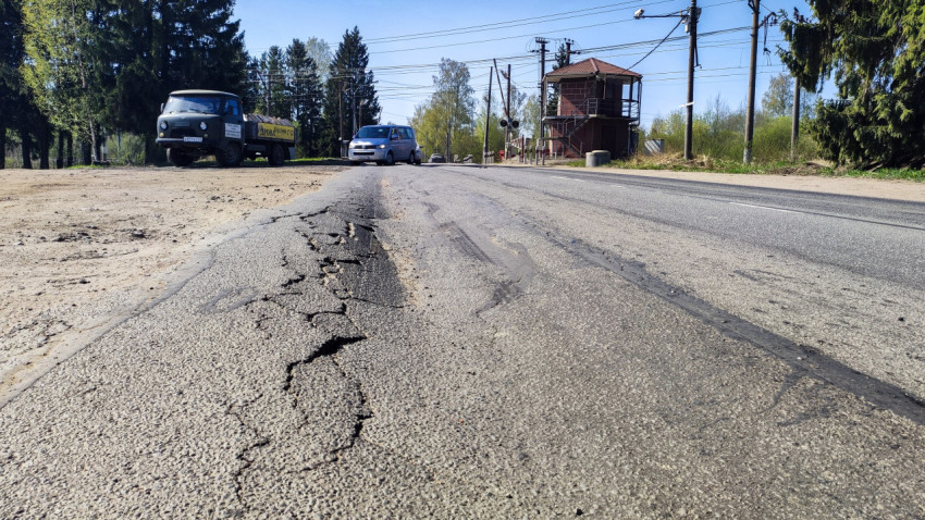 Разбитое дорожное покрытие у железнодорожного переезда