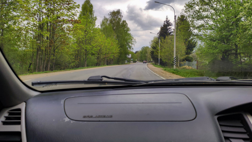 Вид на загородную дорогу из салона автомобиля