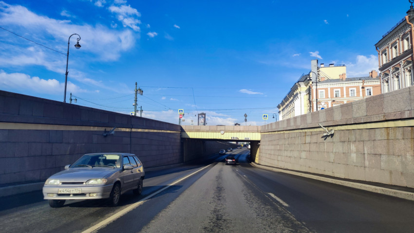 Тоннель под мостом и транспортный поток в Санкт-Петербурге
