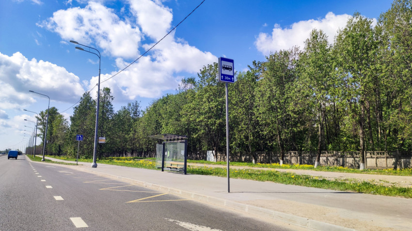 Автобусная остановка на пригородной улице с павильоном