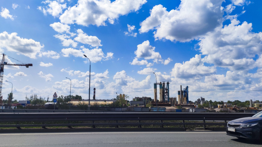 Автомагистраль и промзона за отбойником