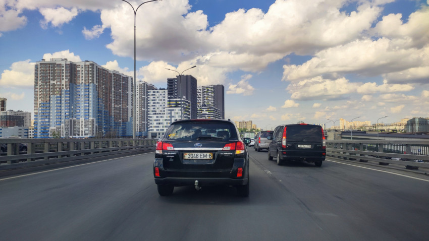 Кроссовер в центре потока на эстакаде