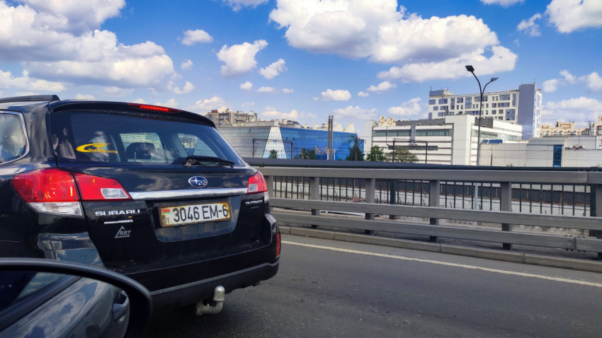 Крупный план задней части кроссовера Subaru на мосту