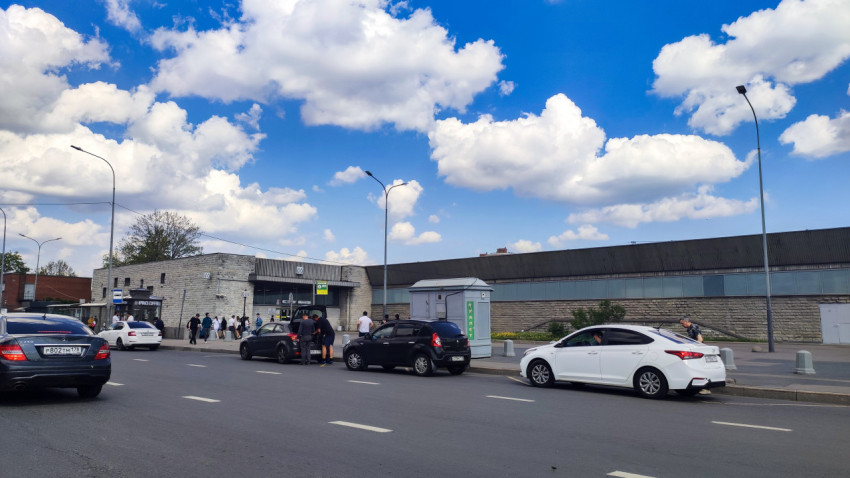 Вход в метро Купчино в Санкт-Петербурге