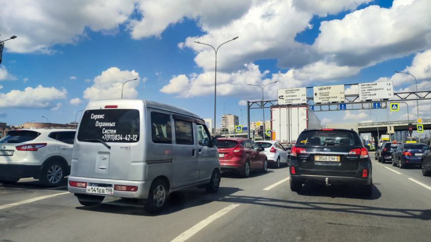 Затор перед указателями направления на въезде к развязке