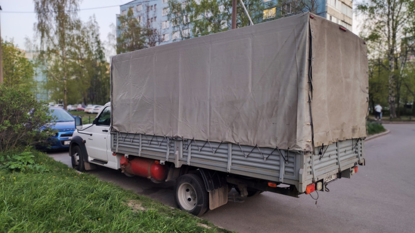 Грузовик ГАЗ с газовыми баллонами и тентом на кузове