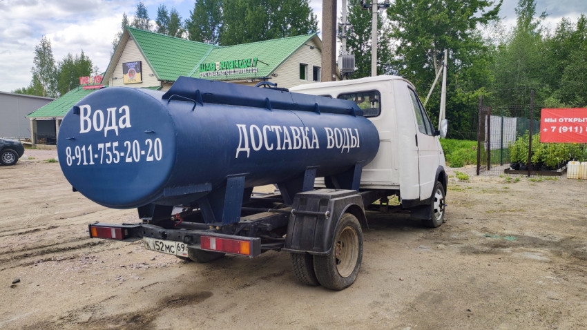 Автомобиль-водовоз с цистерной для доставки воды