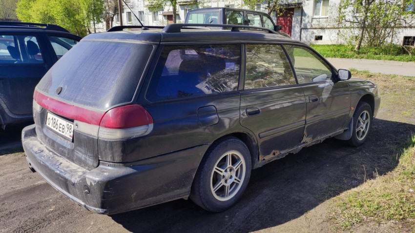 Задний вид Subaru Legacy универсал с повреждениями