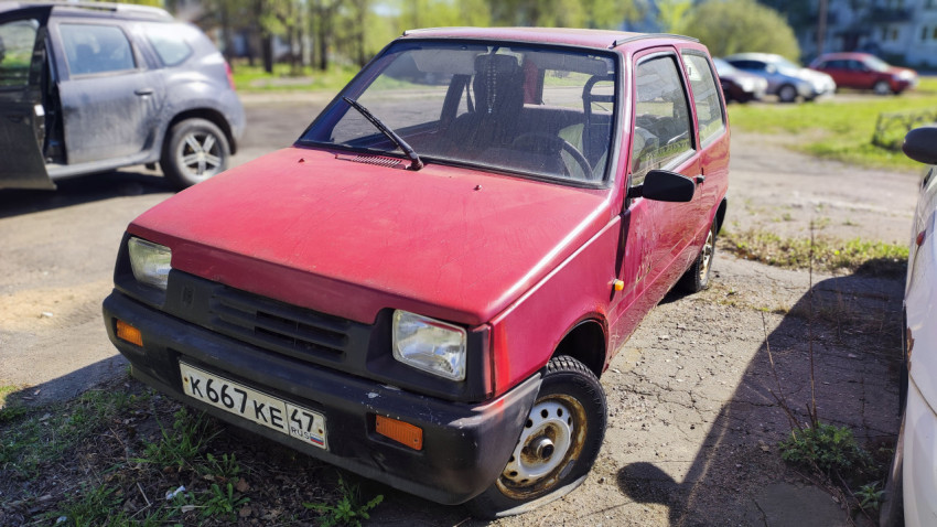 Легковой автомобиль Ока на асфальтовой площадке
