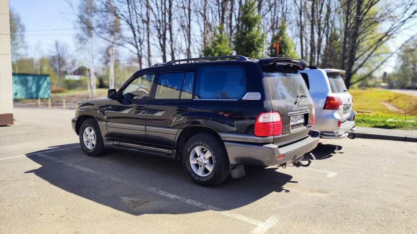 Автомобили Lexus и Toyota Land Cruiser на парковке