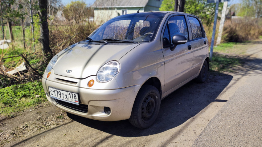 Автомобиль Daewoo Matiz на пригородной улице