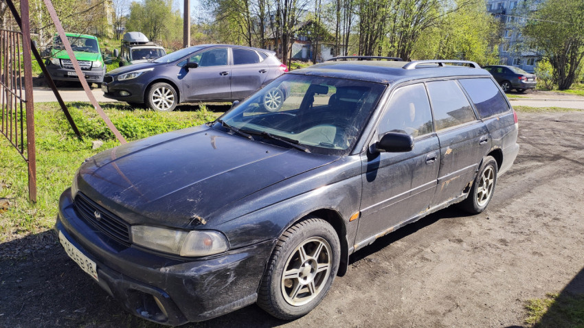 Подержанный универсал Subaru Legacy на стоянке