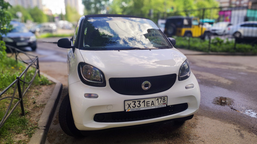 Автомобиль Smart белого цвета, вид спереди