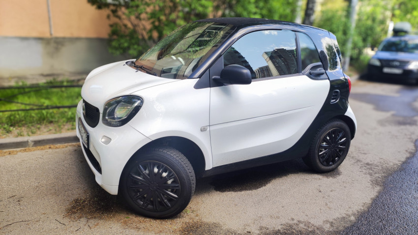 Легковой автомобиль Smart на парковке возле жилого дома