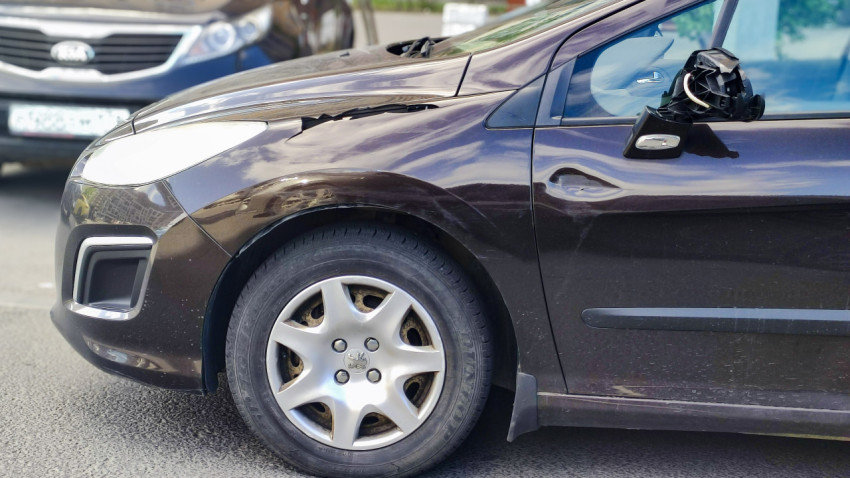 Повреждённая дверь автомобиля с отсутствующим боковым зеркалом