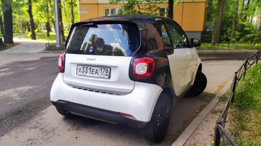 Задняя часть автомобиля Smart на дворовой парковке