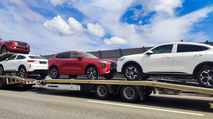 Автовоз с новыми кроссоверами Haval на трассе