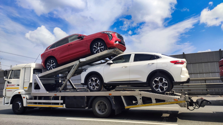 Грузовик-автовоз с двумя автомобилями Haval