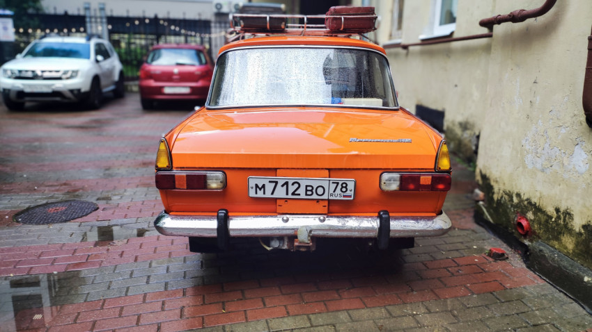 Задний вид автомобиля Москвич-412 с багажником