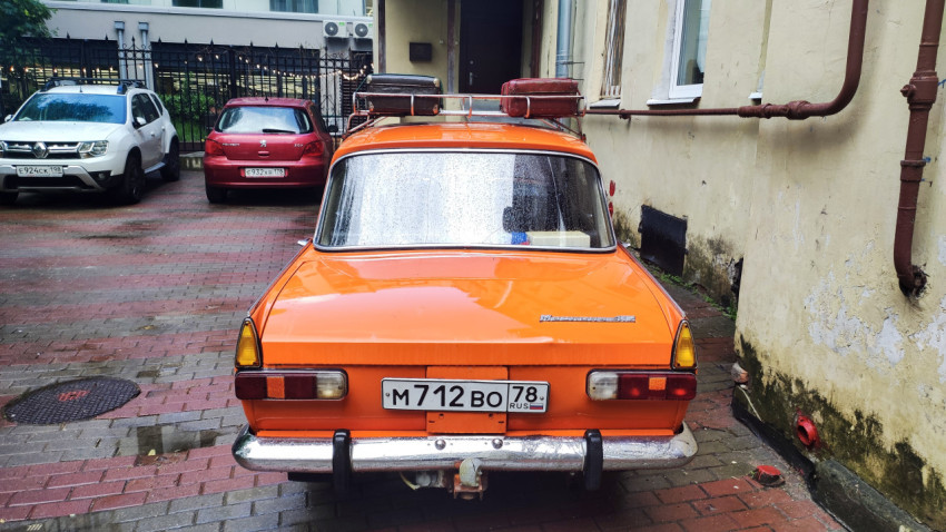 Задний вид автомобиля Москвич-412 с багажником на крыше