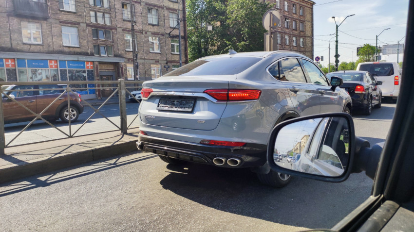 Кроссовер Geely Tugella в городском потоке