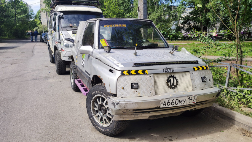 Внедорожный автомобиль Suzuki с доработками для соревнований