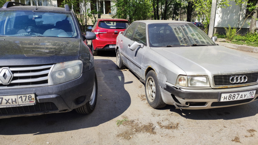 Старый Audi 80 рядом с автомобилем Renault на парковке