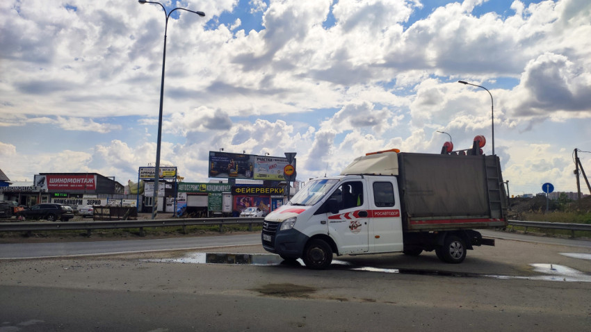 Автомобиль Росавтодора на парковке у дорожного сервиса