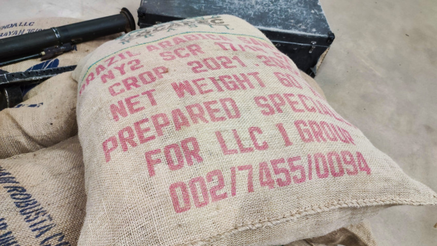 Мешок с маркировкой «Brazil Arabica Santos Crop 2021/2022»