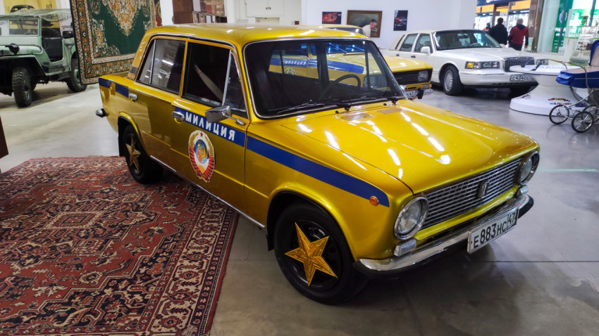 Советский милицейский автомобиль ВАЗ-2101 на выставке