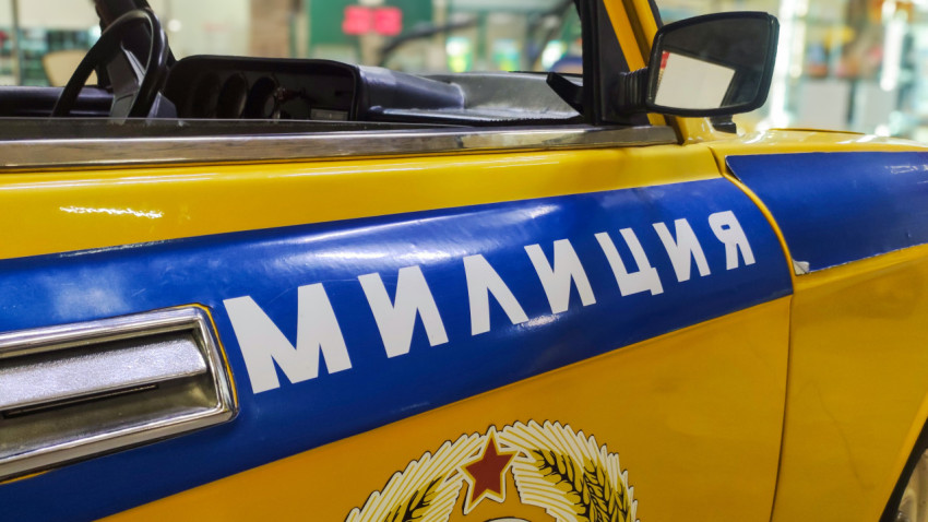 Надпись «Милиция» на борту автомобиля Москвич-2140