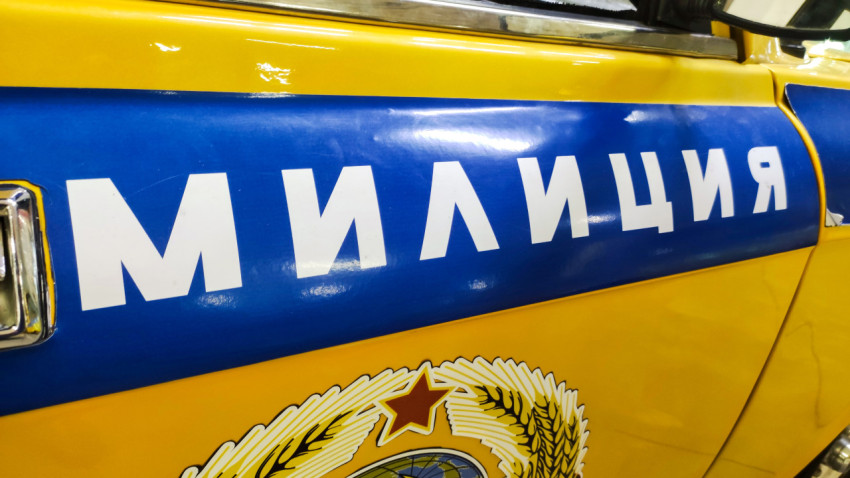 Фрагмент двери и надписи «Милиция» на Москвиче-2140