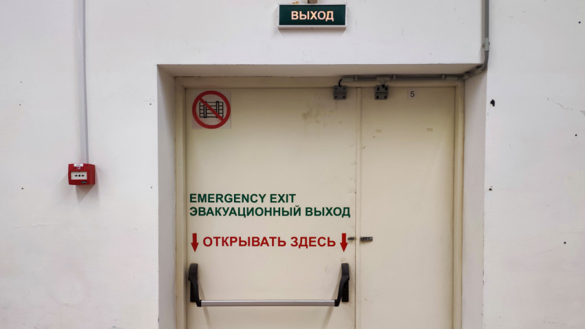 Дверь аварийного выхода с крупным планом надписей