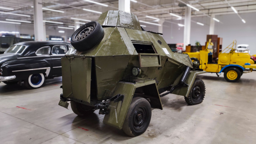 БА-64 с запасным колесом, вид сзади